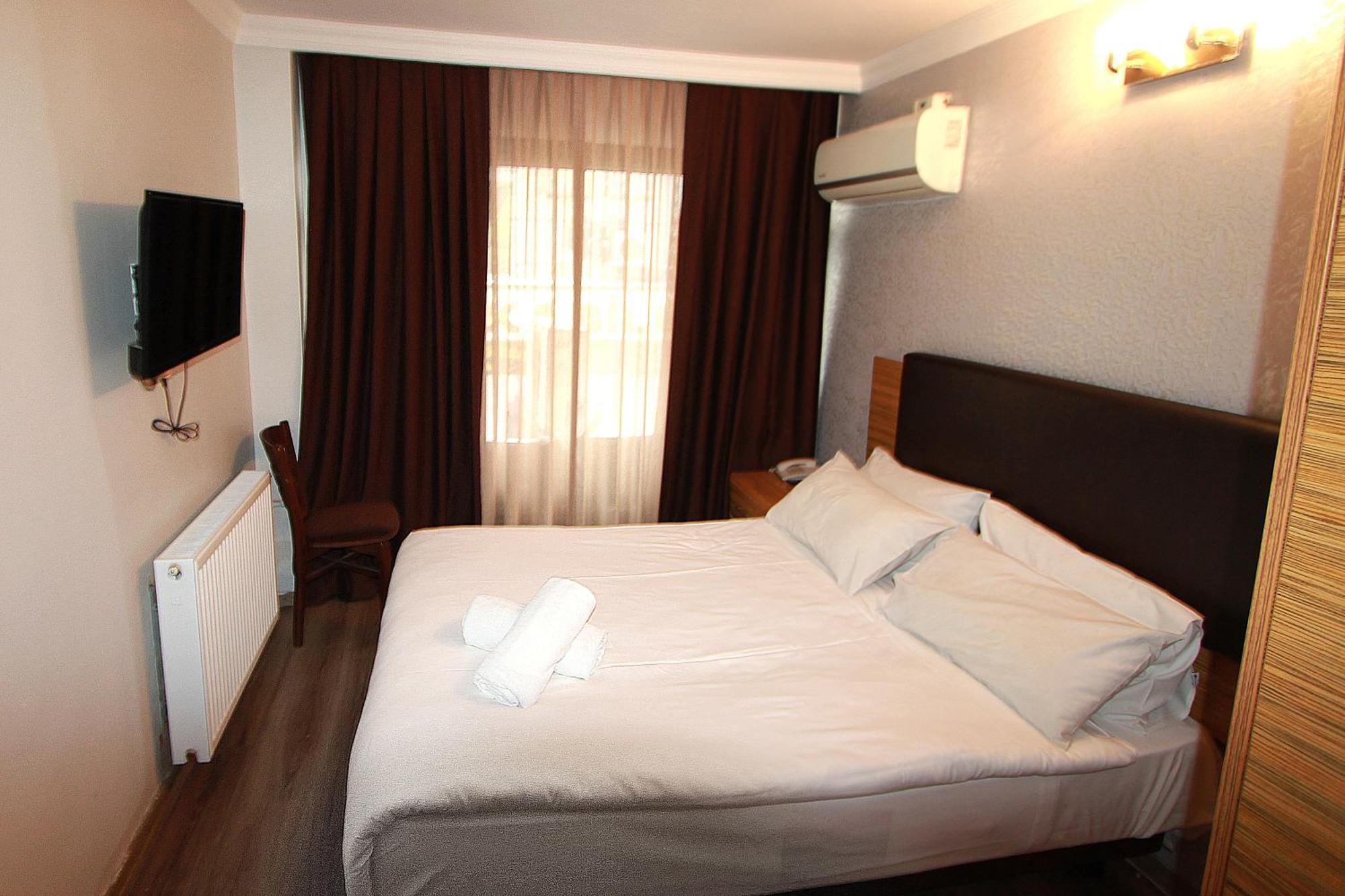 Lyon Hotel Istanboel Buitenkant foto