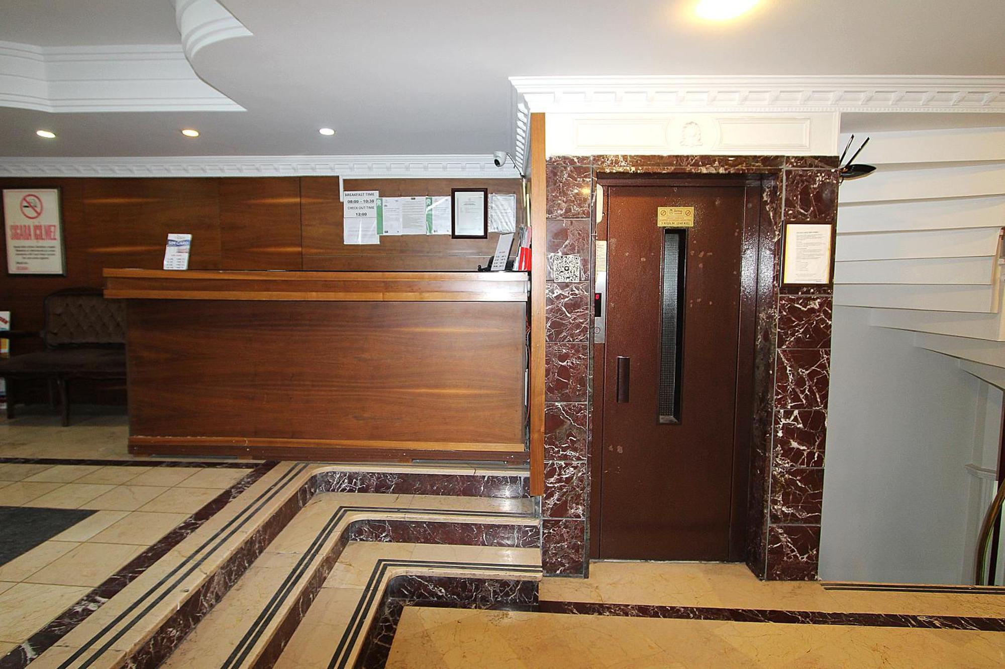 Lyon Hotel Istanboel Buitenkant foto